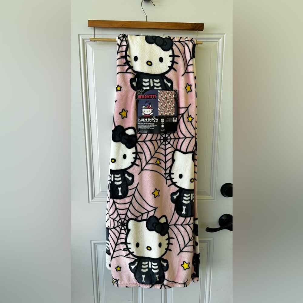 Brand New Hello Kitty Halloween web 🕸️🎃Plush Throw